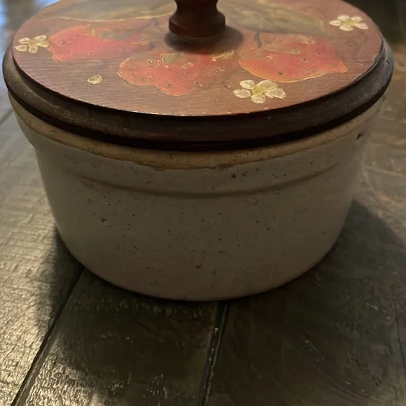 🍓Vintage Handcrafted Strawberry Wooden Lid Pottery Canister - Picture 9 of 9